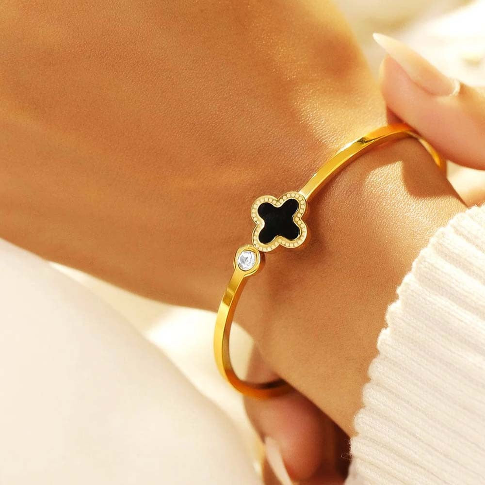 Single Motive Clover Bangle