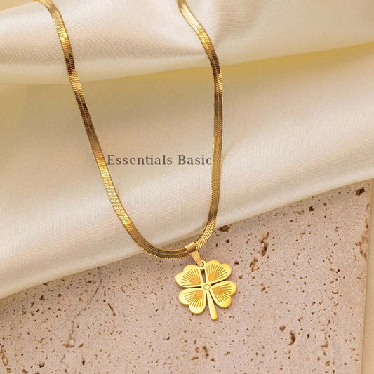 Gold Clovie pendant